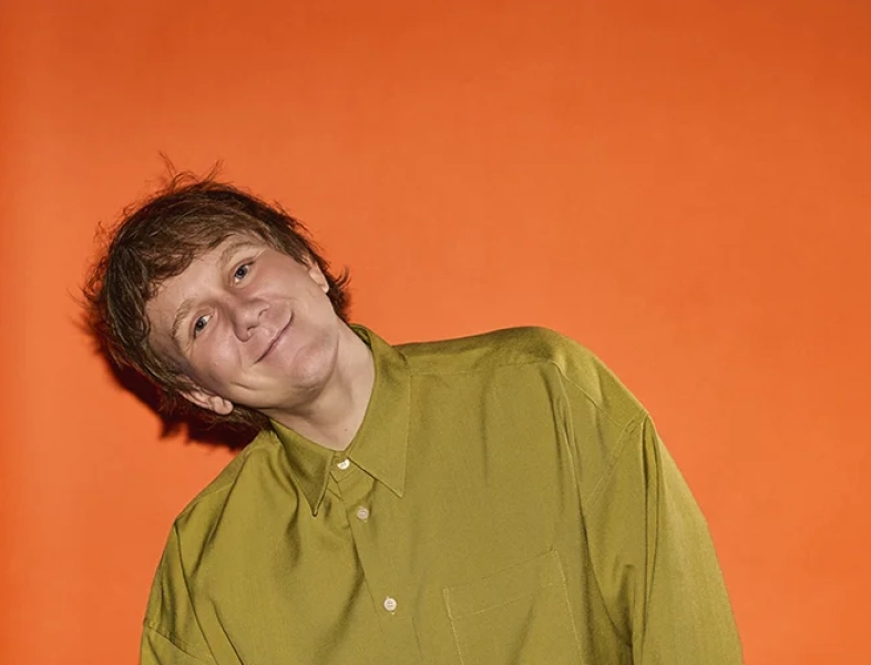 Josh Thomas: Jiggle, Jiggle