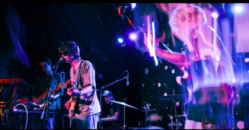 Hook of Moon w/ Lilac Drive, Le Lotus