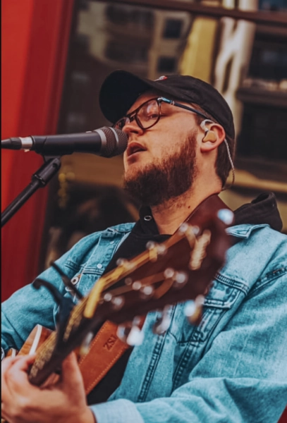 Live at The Bark Bar: Taylor Schiess
