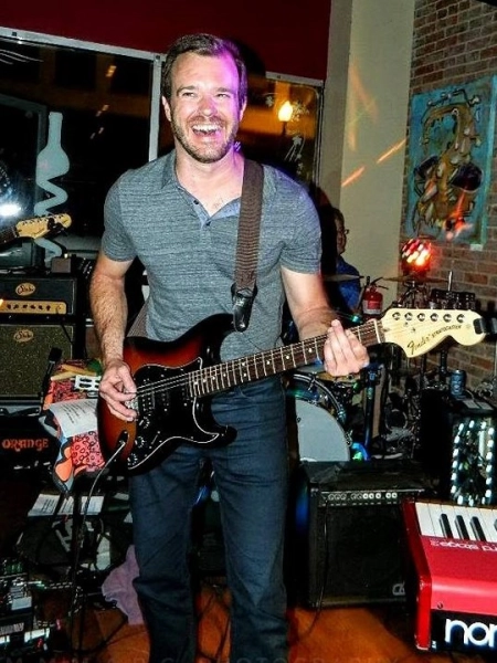 Live at The Bark Bar: Thomas Neuhasuer